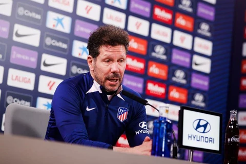 سيميوني ضاحكاً: سنصل إلى مباراة الديربي أمام ريال مدريد بالحافلة